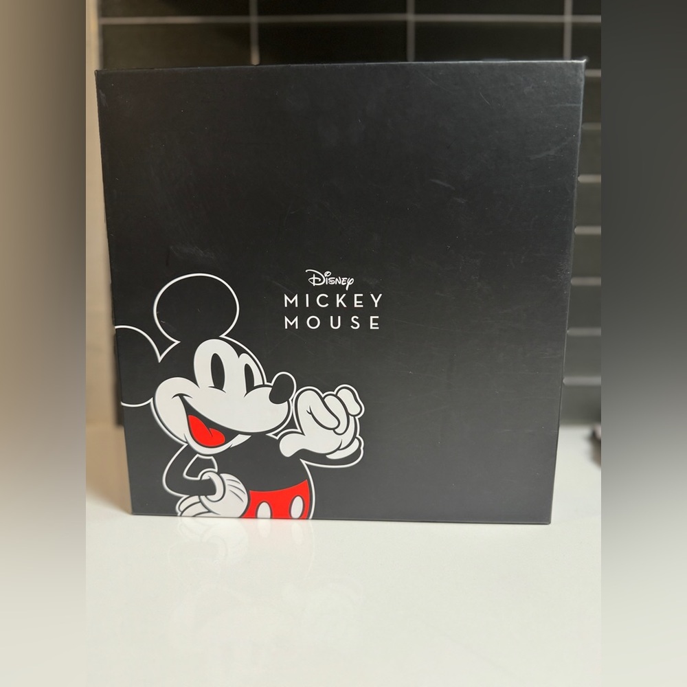 NEW Mickey Mouse Bundle Wristlet Card Holder Keychain Gift Box - Picture 7 of 7
